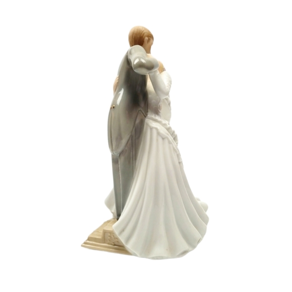 Porcelain Bride & Groom First Dance Musicial Figurine / Plays the Wedding March - Picture 2 of 7
